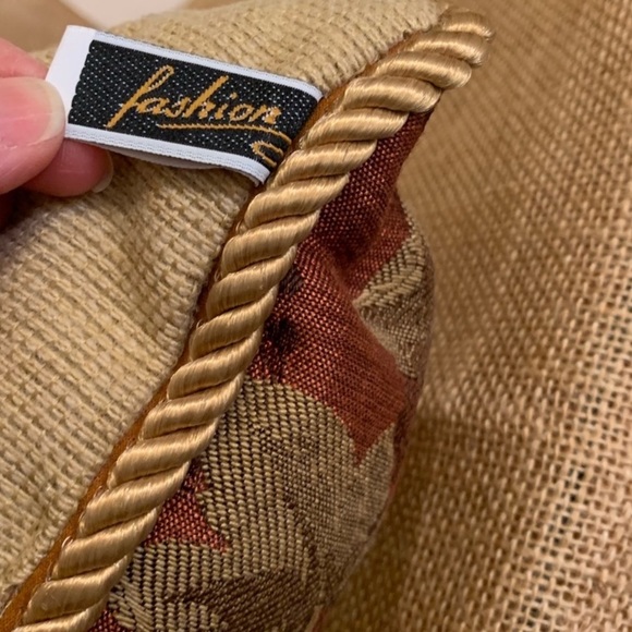 16 X 16 ACCENT LEAF PATTERN PILLOWS - Picture 3 of 4